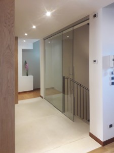 treviso pordenone udine venezia porte porta vetro porta tutto vetro con vetro fisso chiusura vano scale vetro float trasparente scorrevole maniglione acciaio vetri architettura alessandra rosso (31) 