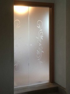 porte_vetro_satinato_vetro_porte_eclisse_pordenone_treviso_vetra_stefano_zambon_porta_vetro_satinato_sabbiato_decori_sabbiati (20) 
