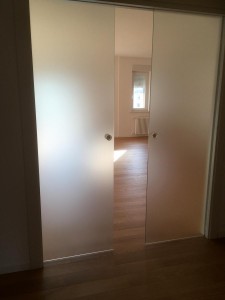 porta porte vetro satinato cassone eclisse cassone scrigno coprifili cornici laccate bianco ral 9010 porte di vetro scorrevoli doppie pomolo pomoli vetro udine pordenone treviso venezia oderzo (14) 
