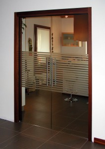 porte vetro eclisse scrigno cassone decori sabbiati vetra srl vetrate artistiche porte di vetro pordenone udine treviso venezia alessandra rosso (5)                 