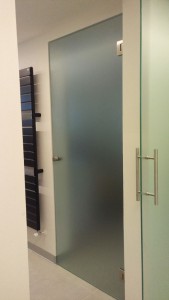 porte_battenti_vetro_satinato_cerniere_automatiche_acciaio_pomolo_pordenone_treviso_ale_sandra 