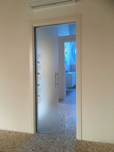 Porte_scorrevoli_vetro_satinato_porta_vetro_porte_vetro_pordenone_treviso (11) 