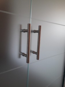 porta vetro satinato righe sabbiate dcorrevole eclisse scrigno maniglione acciaio satinato vetra srl Pordenone Udine Treviso Puja Prata di Pordenone vetrate artistiche alessandra rosso (10) 