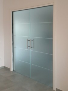 porta vetro satinato righe sabbiate dcorrevole eclisse scrigno maniglione acciaio satinato vetra srl Pordenone Udine Treviso Puja Prata di Pordenone vetrate artistiche alessandra rosso (11) 