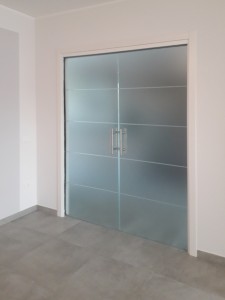 porta vetro satinato righe sabbiate dcorrevole eclisse scrigno maniglione acciaio satinato vetra srl Pordenone Udine Treviso Puja Prata di Pordenone vetrate artistiche alessandra rosso (12) 