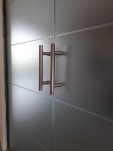 porta vetro satinato righe sabbiate dcorrevole eclisse scrigno maniglione acciaio satinato vetra srl Pordenone Udine Treviso Puja Prata di Pordenone vetrate artistiche alessandra rosso (9) 
