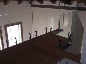 parapetto balaustra per soppalco in vetro stratificato temperato treviso pordenone udine vetra srl vetrate artistiche porte in vetro udine pordenone treviso