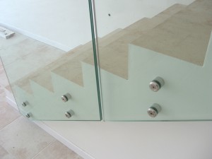 parapetto balaustra in vetro stratificato per scale terrazze ballatoi pordenone udine treviso satinato temperato float madras alessandra rosso