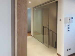 treviso pordenone udine venezia porte porta vetro porta tutto vetro con vetro fisso chiusura vano scale vetro float trasparente scorrevole maniglione acciaio vetri architettura alessandra rosso (29) 