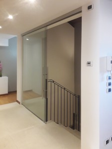 treviso pordenone udine venezia porte porta vetro porta tutto vetro con vetro fisso chiusura vano scale vetro float trasparente scorrevole maniglione acciaio vetri architettura alessandra rosso (3)