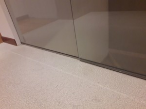 treviso pordenone udine venezia porte porta vetro porta tutto vetro con vetro fisso chiusura vano scale vetro float trasparente scorrevole maniglione acciaio vetri architettura alessandra rosso (33) 
