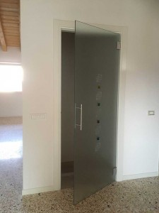 Porta_battente_tutto_vetro_satinata_battenti_vetro_pordenone_treviso_vetra_porte_di_vetro (4) 
