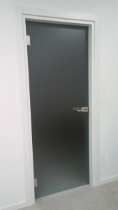 01_porta_battente_cerniere_alluminio_maniglia_con_chiave_serratura_PN