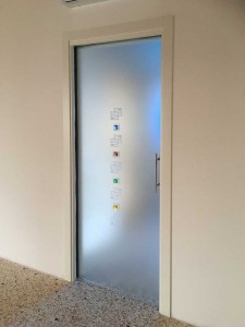 Porte_scorrevoli_vetro_satinato_porta_vetro_porte_vetro_pordenone_treviso (5) 